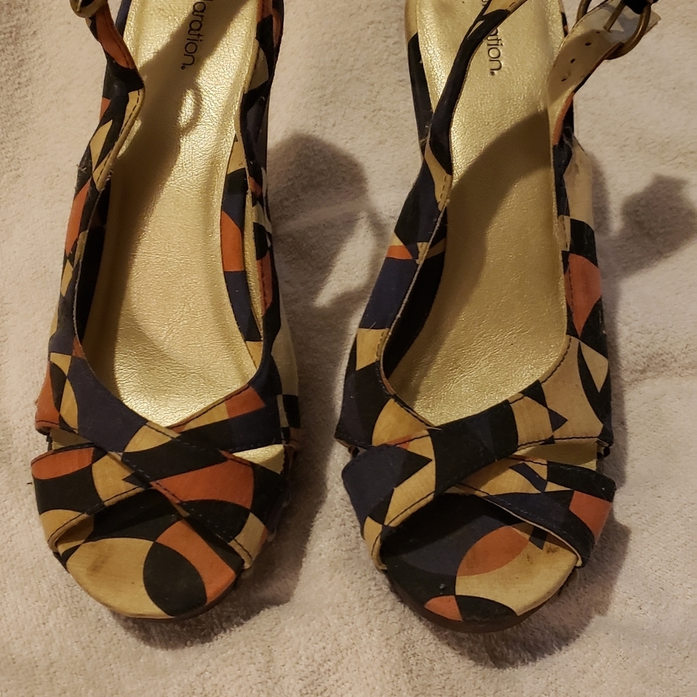 Size 9 womens Xhilaration 80s pattern heels